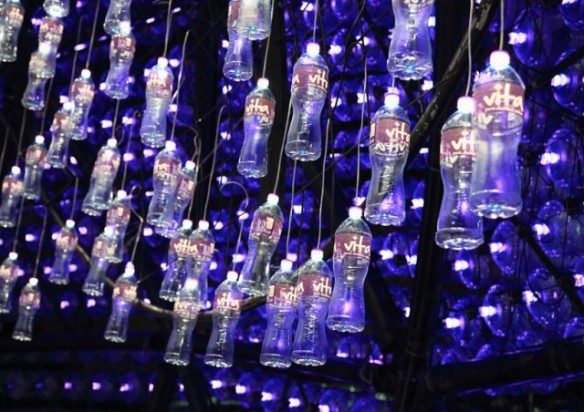 Lantern-Pavilion-made-from-Recycled-Water-Bottles10-640x452